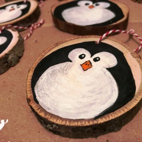 Basteln mit Holzscheiben pinguine ornamente
