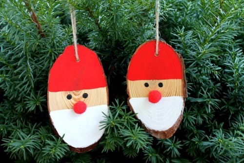 Basteln mit Holzscheiben weihnachtsmänner ornamente