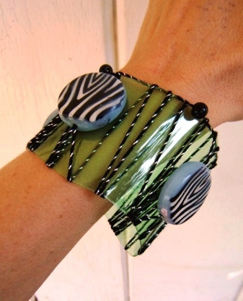 Basteln mit Plastikflaschen armband grün garn perlen