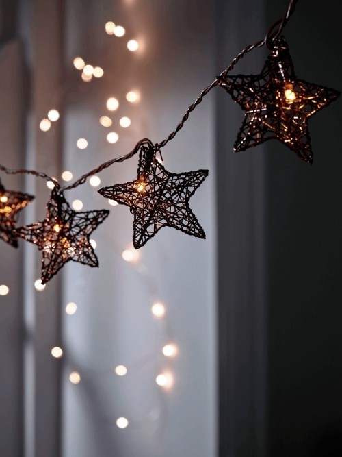 Beleuchtete Weihnachtssterne fürs Fenster aus gewickeltes blumendraht