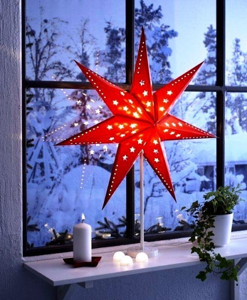 Beleuchtete Weihnachtssterne fürs Fenster aus papier auf lampe