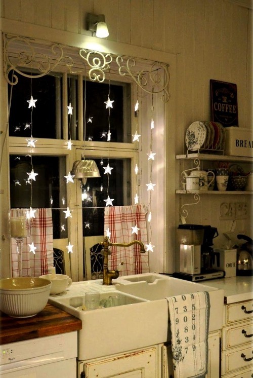 Beleuchtete Weihnachtssterne fürs Fenster in der Küche
