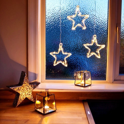 Beleuchtete Weihnachtssterne fürs Fenster um basis wickeln und aufhängen