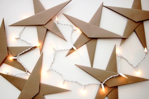 Beleuchtete Weihnachtssterne fürs Fenster und origami sterne