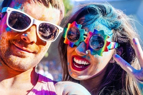 Erstes Date Ideen holi festival der farben