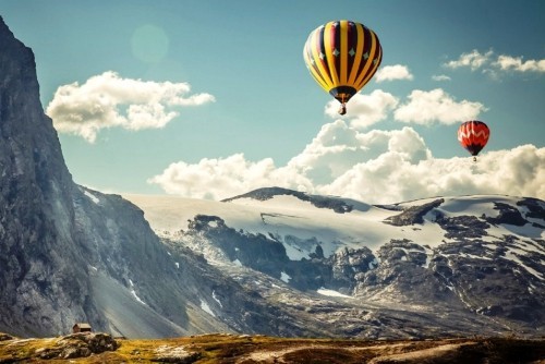 Heißluftballon basteln echte ballons über den alpen