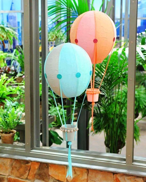 Heißluftballon basteln orangenes und blaues ballon aus pappmache