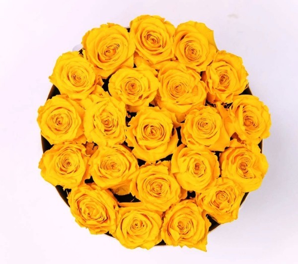 Luxuriöse wunderschöne Rosenbox mit gelben Rosen blick von oben