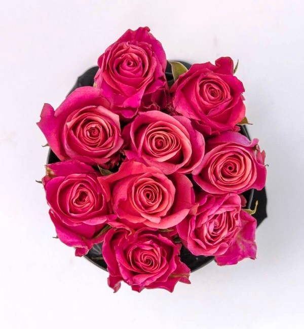 Luxuriöse wunderschöne Rosenbox mit rosaroten Rosen blick von oben