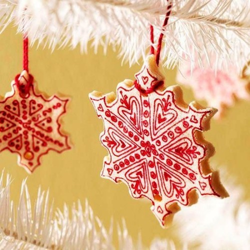 Weihnachtliche Salzteig Ideen schneeflocken mit roter farbe