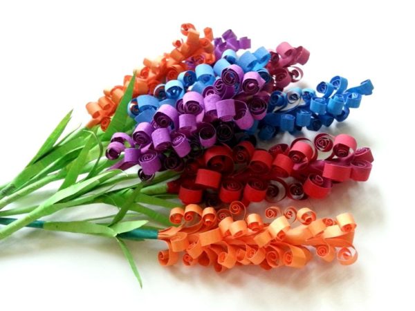 frühlingsblüten in verschiedenen farben krepppepapier basteln