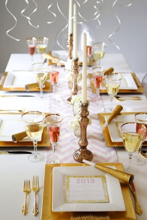 Goldene Silvester Tischdeko rechteckige teller und kerzenhalter