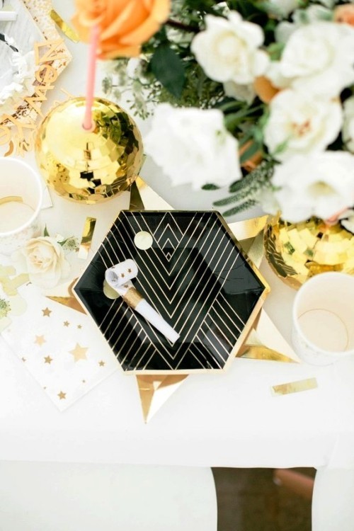 Goldene Silvester Tischdeko schwarzer teller mit geo muster und blumen
