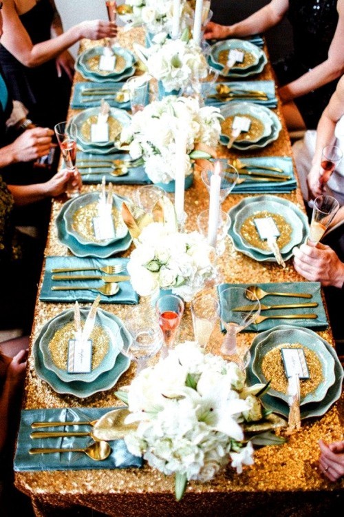 Goldene Silvester Tischdeko türkis und gold weiße lilien
