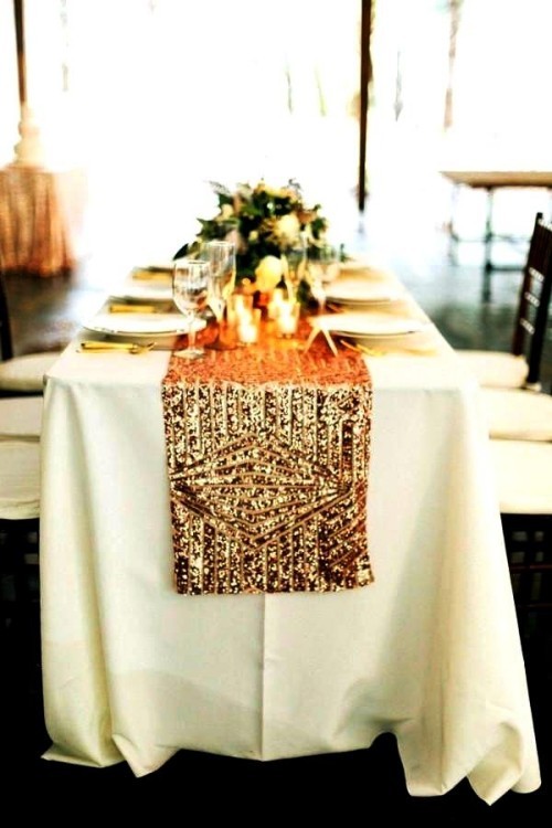 Goldene Silvester Tischdeko weiße tischdecke mit goldenem tischläufer