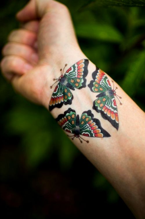 Handgelenk Tattoo Ideen drei schmetterlinge