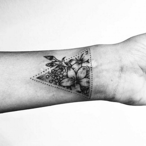 Handgelenk Tattoo Ideen dreieck und blumen