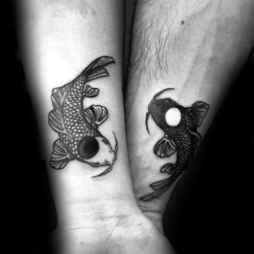 Handgelenk Tattoo Ideen für ehepaar yin und yang koi fische