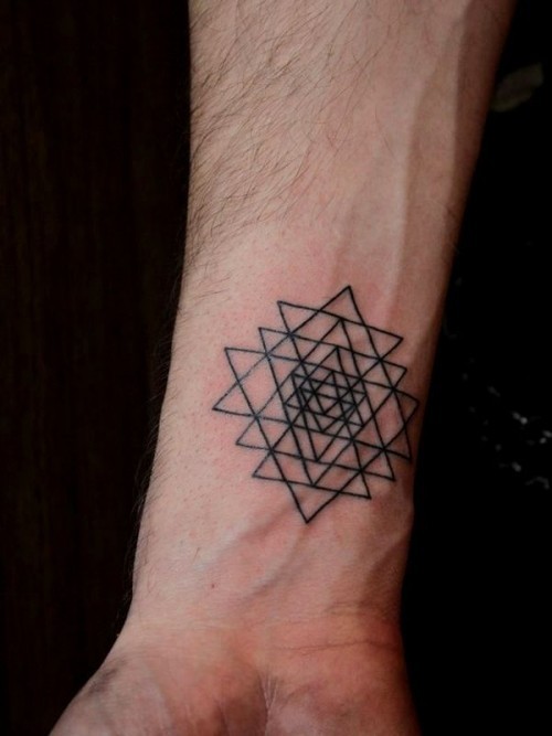 Handgelenk Tattoo Ideen ineinander verfochtene dreiecke