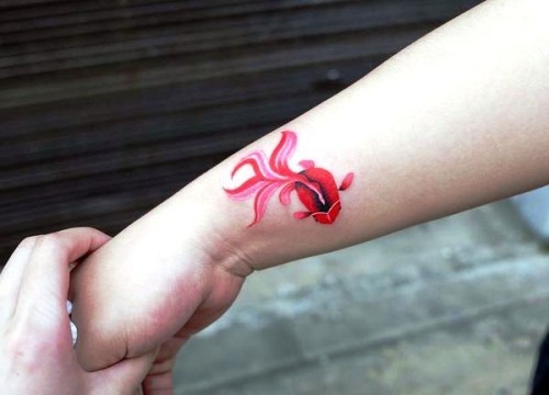 Handgelenk Tattoo Ideen koi fisch