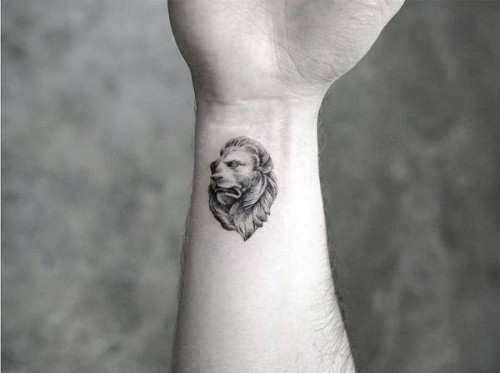 Handgelenk Tattoo Ideen löwe aus stein
