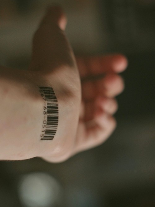 Handgelenk Tattoo Ideen protest gegen die massen barcode