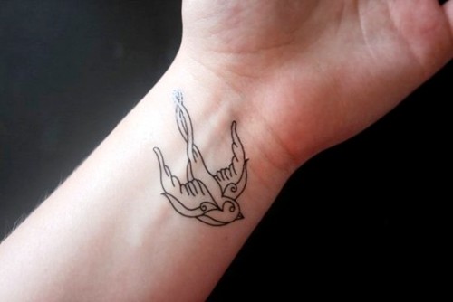 Handgelenk Tattoo Ideen retro schwalbe