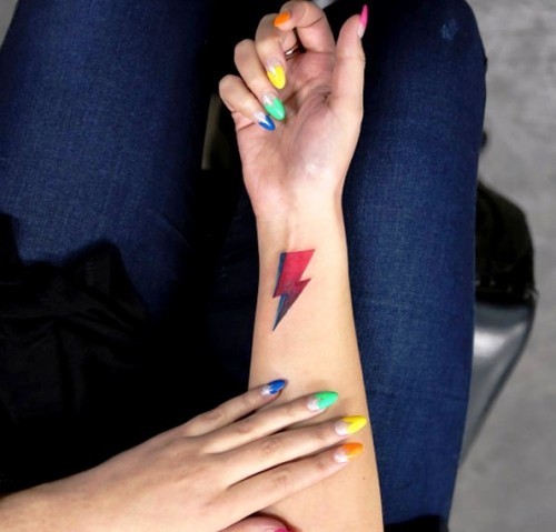 Handgelenk Tattoo Ideen roter blitz