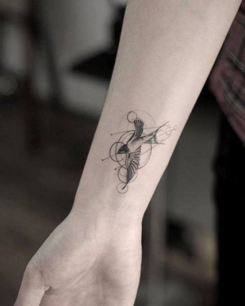 Handgelenk Tattoo Ideen schwalbe und geometrie