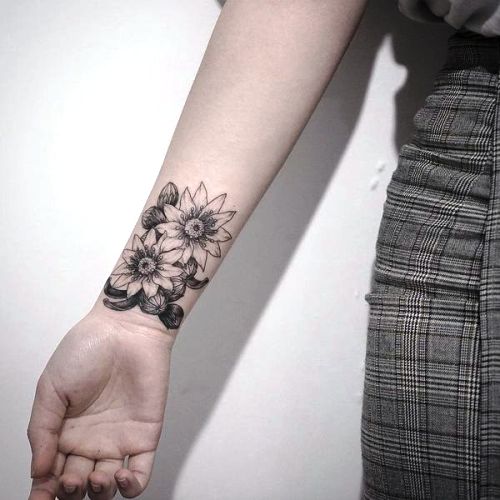 Handgelenk Tattoo Ideen arnika blumen