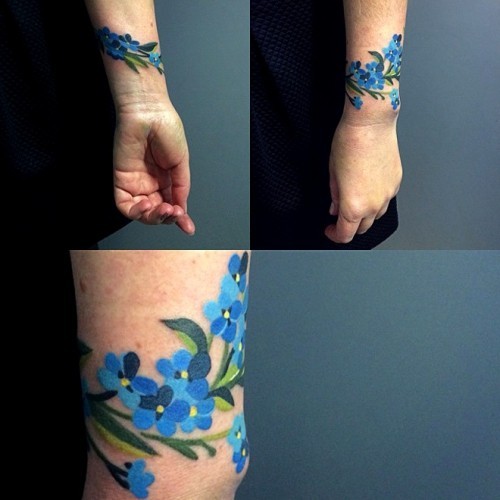 Handgelenk Tattoo Ideen vergissmeinnicht blau und grün