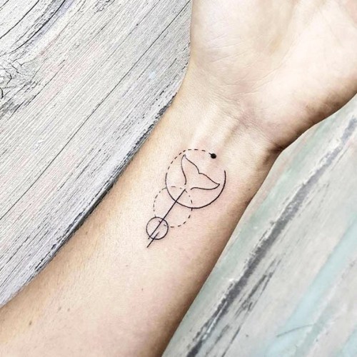 Handgelenk Tattoo Ideen walschwanz in geometrische formen