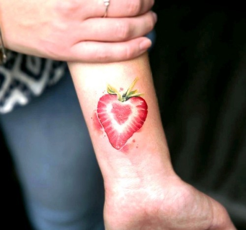 Handgelenk Tattoo Ideen zerhälftete erdbeere