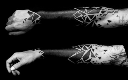 Negative space Tattoo Motive am unterarm schwarz zerbrechend