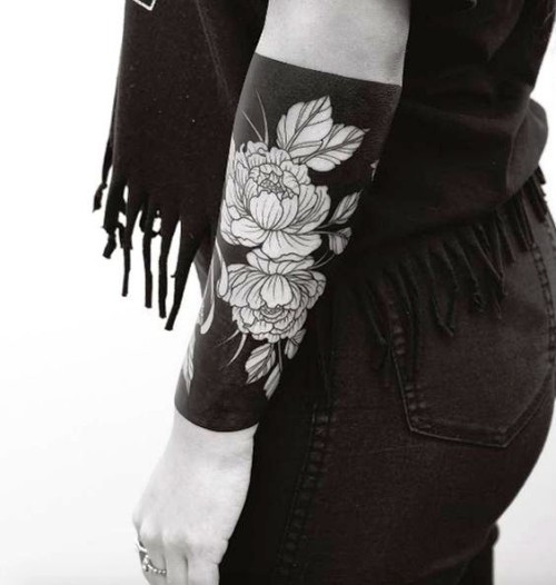 Negative space Tattoo Motive blumen rosen auf schwarz