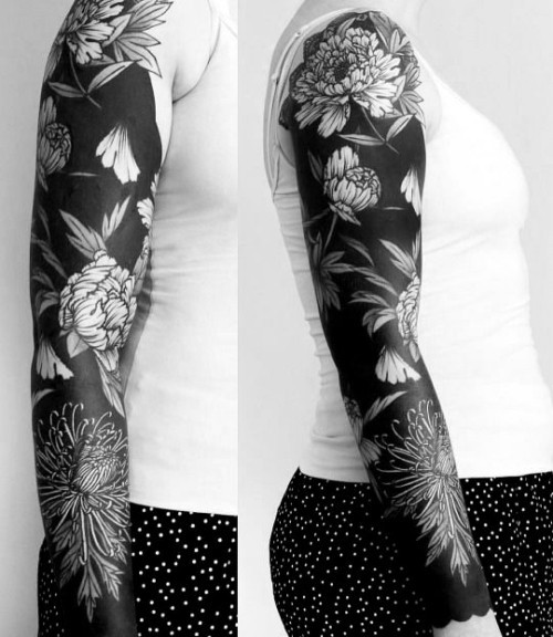 Negative space Tattoo Motive ganzer arm mit blumen auf schwarzer hintergrund