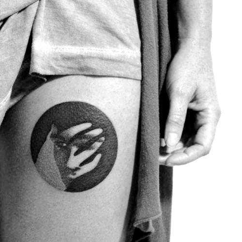 Negative space Tattoo Motive gesicht von hand bedeckt drei schichten dotwork