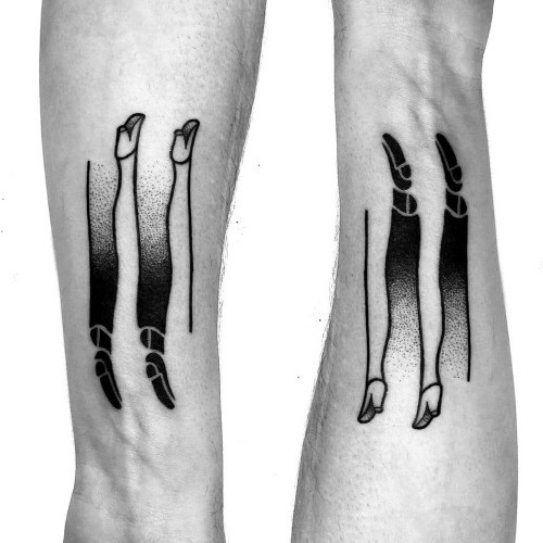 Negative space Tattoo Motive illusion beine mann frau