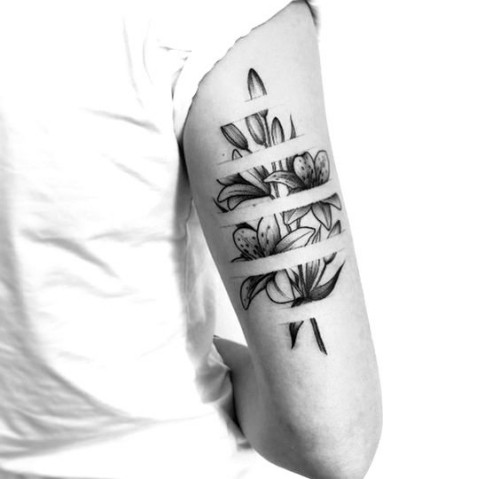 Negative space Tattoo Motive lilien am arm