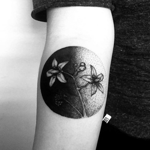 Negative space Tattoo Motive lilien dotwork hintergrund