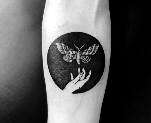 Negative space Tattoo Motive motte und hand
