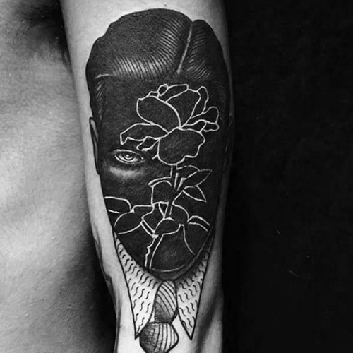 Negative space Tattoo Motive rose in männergesicht