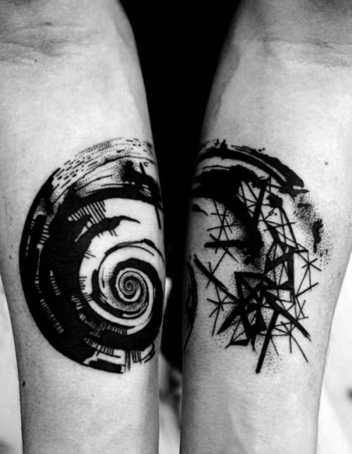 Negative space Tattoo Motive spirale auf beiden armen