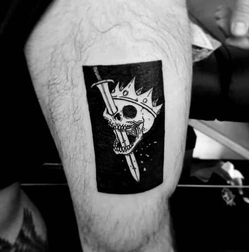 Negative space Tattoo Motive totenkopf und schwert