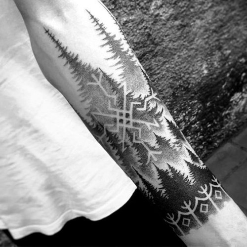 Negative space Tattoo Motive wald und gebirge und skandi symbol