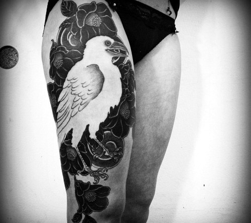 Negative space Tattoo Motive weiße krähe am bein