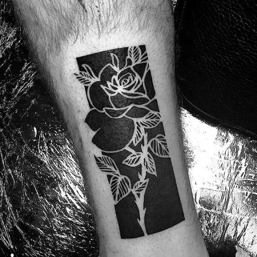 Negative space Tattoo Motive weiße rose auf schwarz