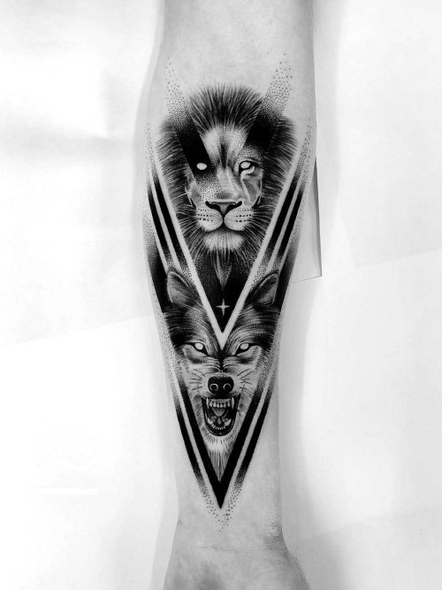 Negative space Tattoo Motive wolf und löwe