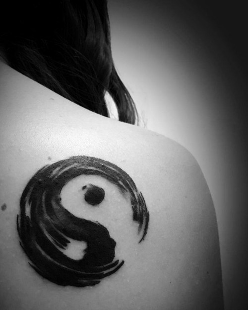 Negative space Tattoo Motive yin und yang abstrakt