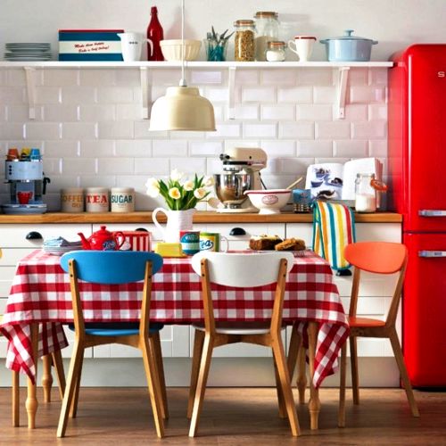 Retro Küche einrichten bunt mit rotem kühlschrank